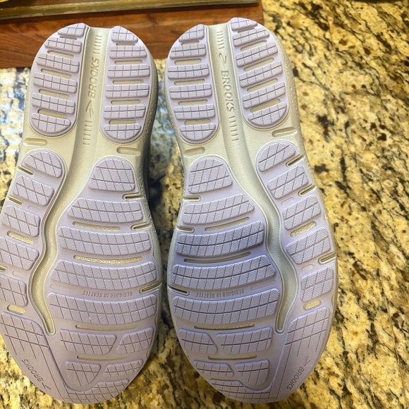 Brooks Women's Ghost Max 2 Neutral Running & Walking - Picture 4 of 7